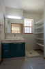 洗面室の洗濯機横には可動棚を設置し、タオル等を収納できるスペースを確保しています。