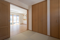 和室はリビングと続き間としても使える4.5帖の広さ。扉を閉めて独立した和室としても活用できます。