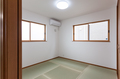 LDKに隣接した和室はおよそ4.5帖あり、2面に設けられた窓が通風と採光を確保しています。