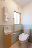1階トイレには手洗い器と、見やすい角度に取り付けられた鏡がおしゃれです。